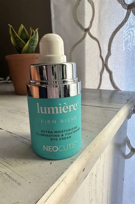 Neocutis Lumiere Illuminating Eye Cream Review [In-Depth]