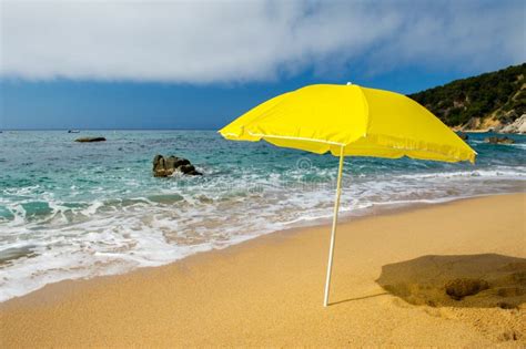 Yellow Parasol at the Beach Stock Image - Image of parasol, sand: 28470881