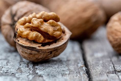 Whole and half walnuts on wooden background - Creative Commons Bilder