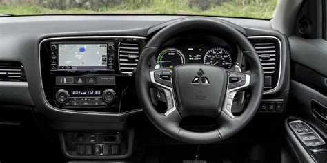 Mitsubishi Outlander PHEV Interior & Infotainment | Carwow