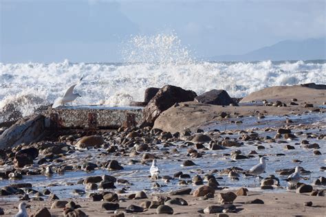 Heavy surf pounds and damages Ventura Pier – Ventura Breeze