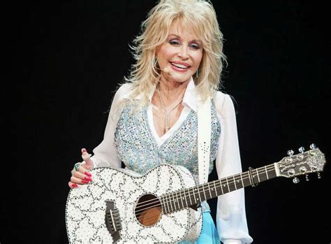 Dolly Parton, country music legend and fashion icon, still stunning at ...