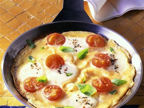 Cheese and Tomato Omelet Recipe | EatSmarter