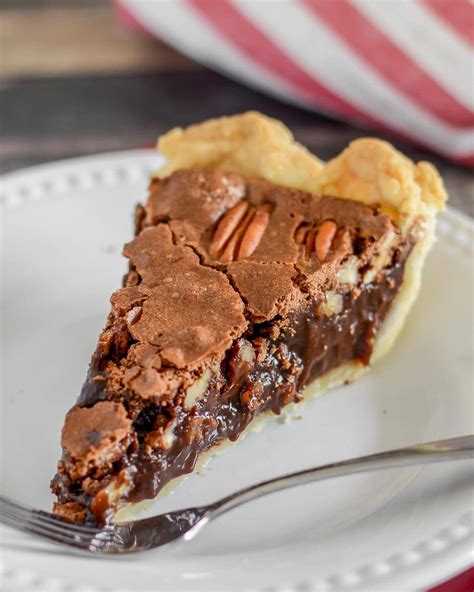 Chocolate Pecan Pie {EASY + Delicious} | Lil' Luna