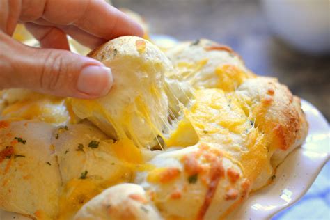 Cheesy Garlic Monkey Bread Perfect for your tailgate party and ...