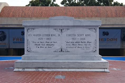 Grave site of Rev. Martin Luther King, Jr. and wife Coretta Scott King ...