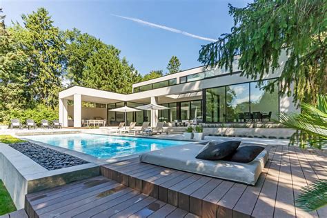 The $6.3-million modern Oakville home that proves fabulous mini-mansions can be tough to sell