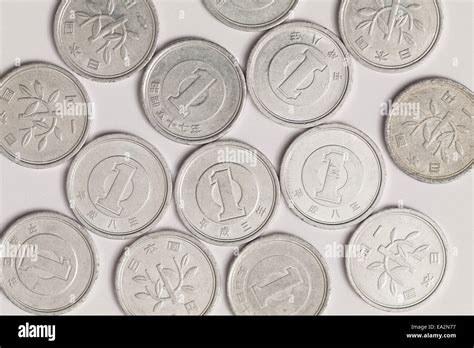 Japanese one yen coin heads tails design hi-res stock photography and ...