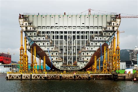 World's largest container ship [1920 × 1280] : r/ThingsCutInHalfPorn