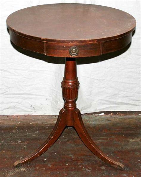 040593: DUNCAN PHYFE STYLE MAHOGANY END TABLE