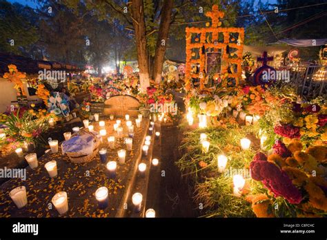 A candle lit grave, Dia de Muertos (Day of the Dead) in a cemetery in ...