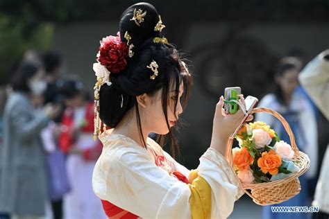 People in traditional costumes celebrate traditional Flower Festival in Fujian- China.org.cn