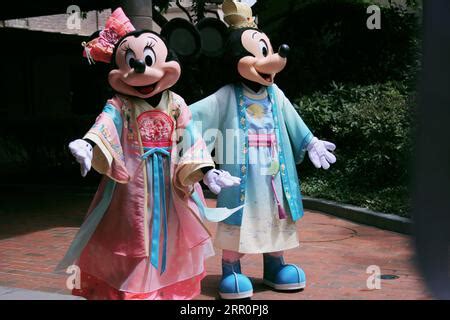 Duffy and friends wear traditional costumes to welcome the Mid-Autumn Festival at Shanghai ...