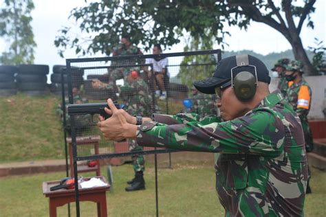 Tingkatkan dan Pelihara Kemampuan, Pangdam XVII Cenderawasih Latihan Menembak Pistol Dengan ...