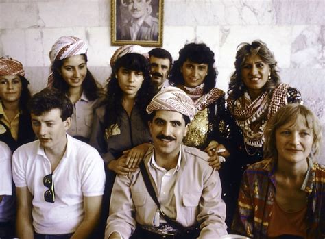 Kurdistan 1991 Nechirvan Barzani visiting a family in Duhok with NGO's members | Auteurs