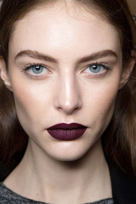 How To Wear Dark Purple Lipstick Like A Pro - fashionsy.com