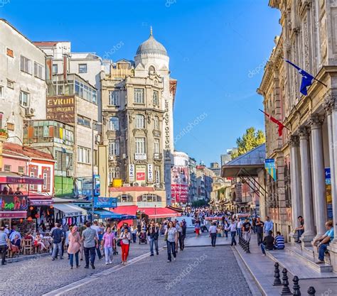 Istanbul old center city life – Stock Editorial Photo © dbajurin #45002527