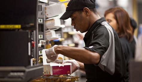 McDonald's augmente ses salaires aux USA mais la fronde continue - Bilan