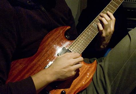 8 Great Guitar Practice Tips - Learning To Play The Guitar