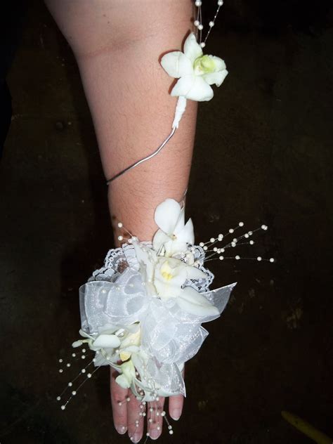 White orchid are wrap corsage. | White orchids, Corsage, Boutonniere