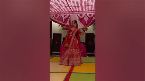 Dulhan dancing on gulabi sharara😍 - YouTube