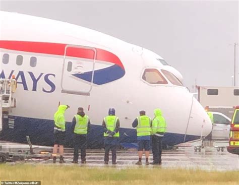 B M B Photography: British Airways Dreamliner 787 nose has collapsed on the tarmac at Heathrow ...