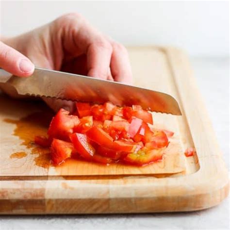 How to Cut a Tomato {Step-by-step Tutorial} - Feel Good Foodie