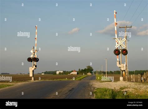 Railroad crossing lights usa hi-res stock photography and images - Alamy