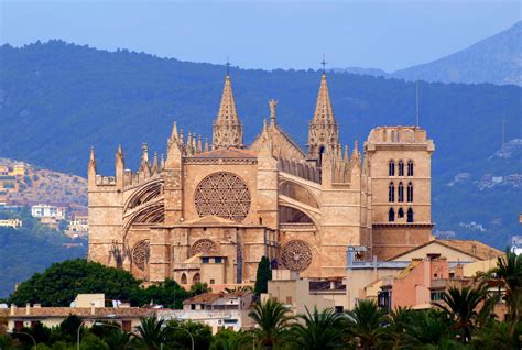 La cathédrale de Palma de Majorque et les majestueuses cours - Location de moto à Barcelone ...