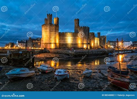 Caernarfon Castle at night editorial photography. Image of british - 88348882