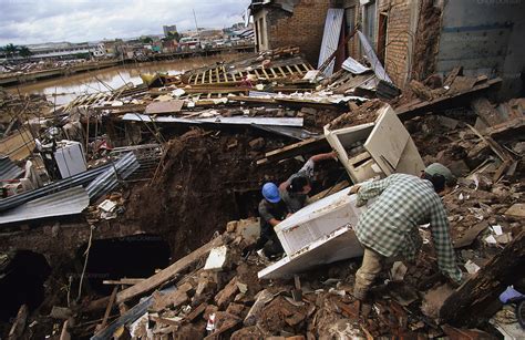 Retrieving materials from ruins, Tegicigalpa city destroyed by H ...