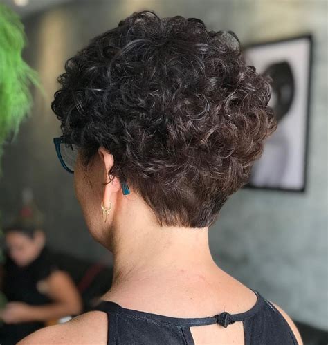 Medium Pixie Cut Curly Hair: Achieve a Head-Turning Look with These ...