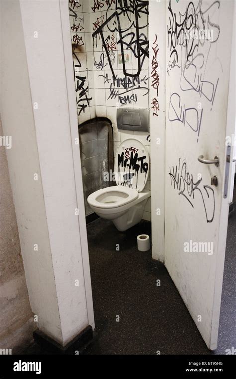 Graffiti door door toilet hi-res stock photography and images - Alamy