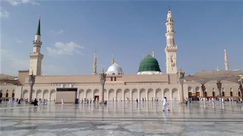 Saudi Arabia suspends prayers at two holy mosques