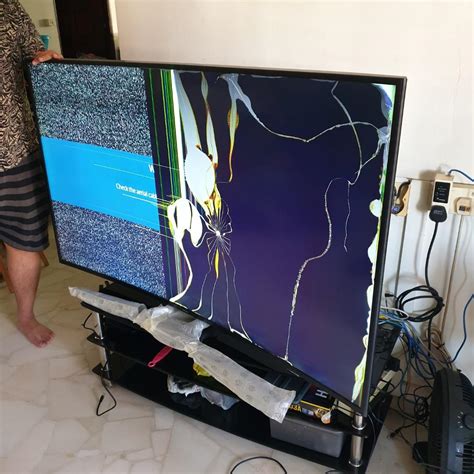 (MUST READ) Samsung 65" 4K Smart Curved LED TV (Cracked Screen), Home ...