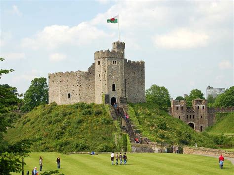 Cardiff Castle - Cardiff Bus