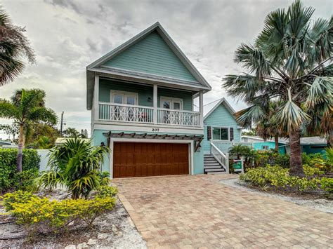 7 Charming Anna Maria Beach Cottages for a Seaside Retreat | Vacasa