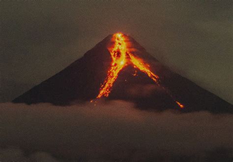 ALERT LEVEL 4 SA MAYON VOLCANO, HINDI PA NARARAPAT