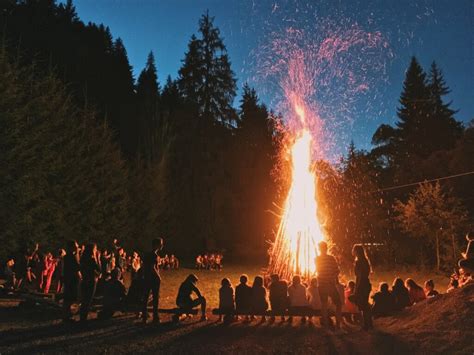 Perfect Bonfire Checklist: What You Should Bring - Go Backpacking