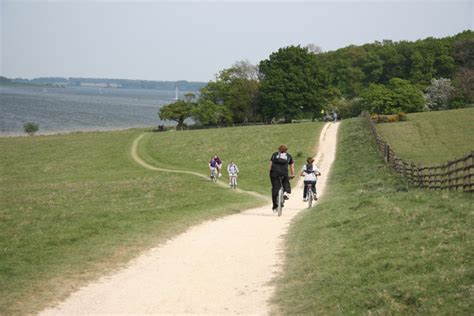 Rutland Water cycle trail © Richard Croft cc-by-sa/2.0 :: Geograph Britain and Ireland