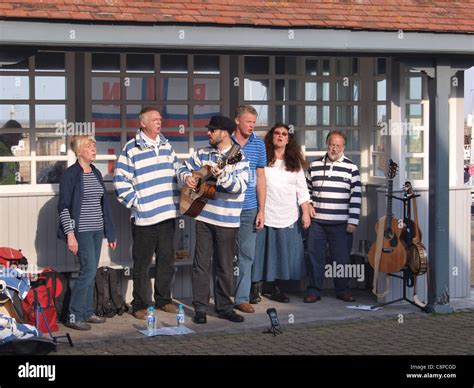 Sea shanty singers hi-res stock photography and images - Alamy