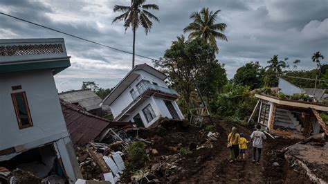 Finding Community in Indonesia’s Disaster Once More - The New York Times