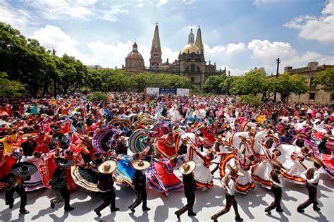 Nearly 900 Mexican performers set world record for folk dance