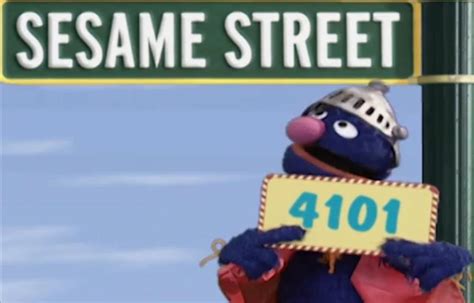 Sesame Street Episode 4101 - Elmo and Zoe claim a ball