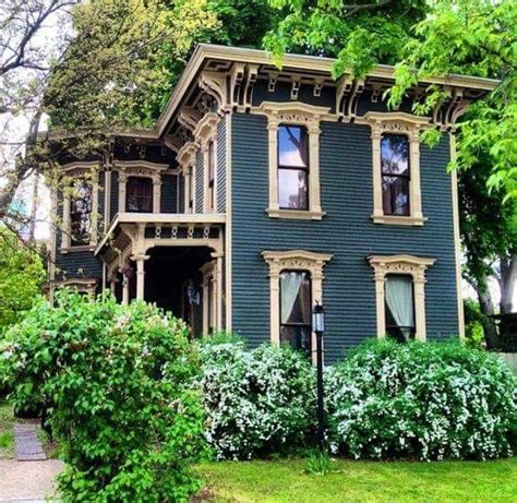 Pin by Jean Baethge on Victorian Homes | Victorian house colors, Glam ...