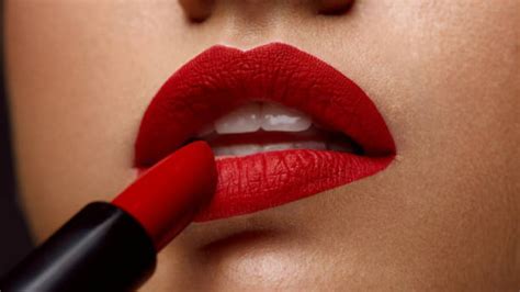 ¿Lápiz labial o tinte de labios? Cómo elegir según la ocasión