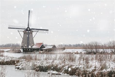 Premium Photo | Windmills in kinderdijk, the netherlands in winter