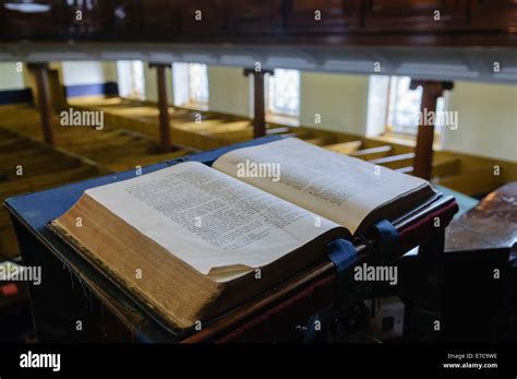 Open bible on altar hi-res stock photography and images - Alamy