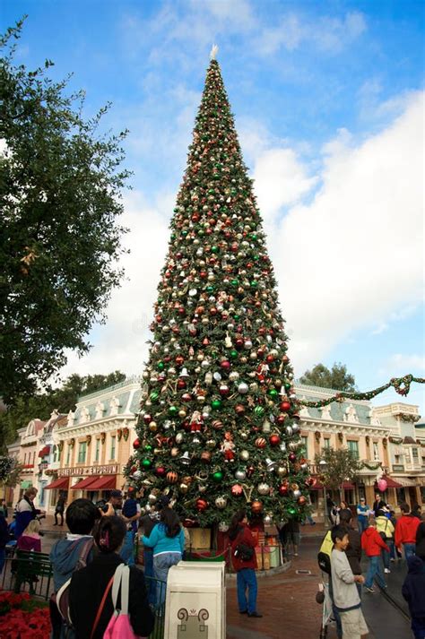 Disneyland S Christmas Tree Editorial Image - Image of holiday, beauty ...