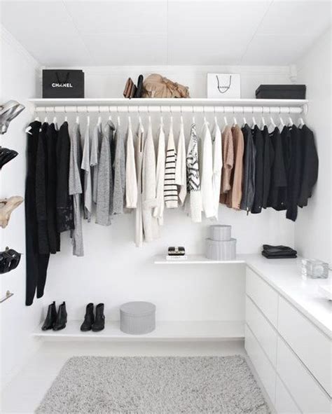 25 Stylish Minimalist Closet Design Ideas - Shelterness